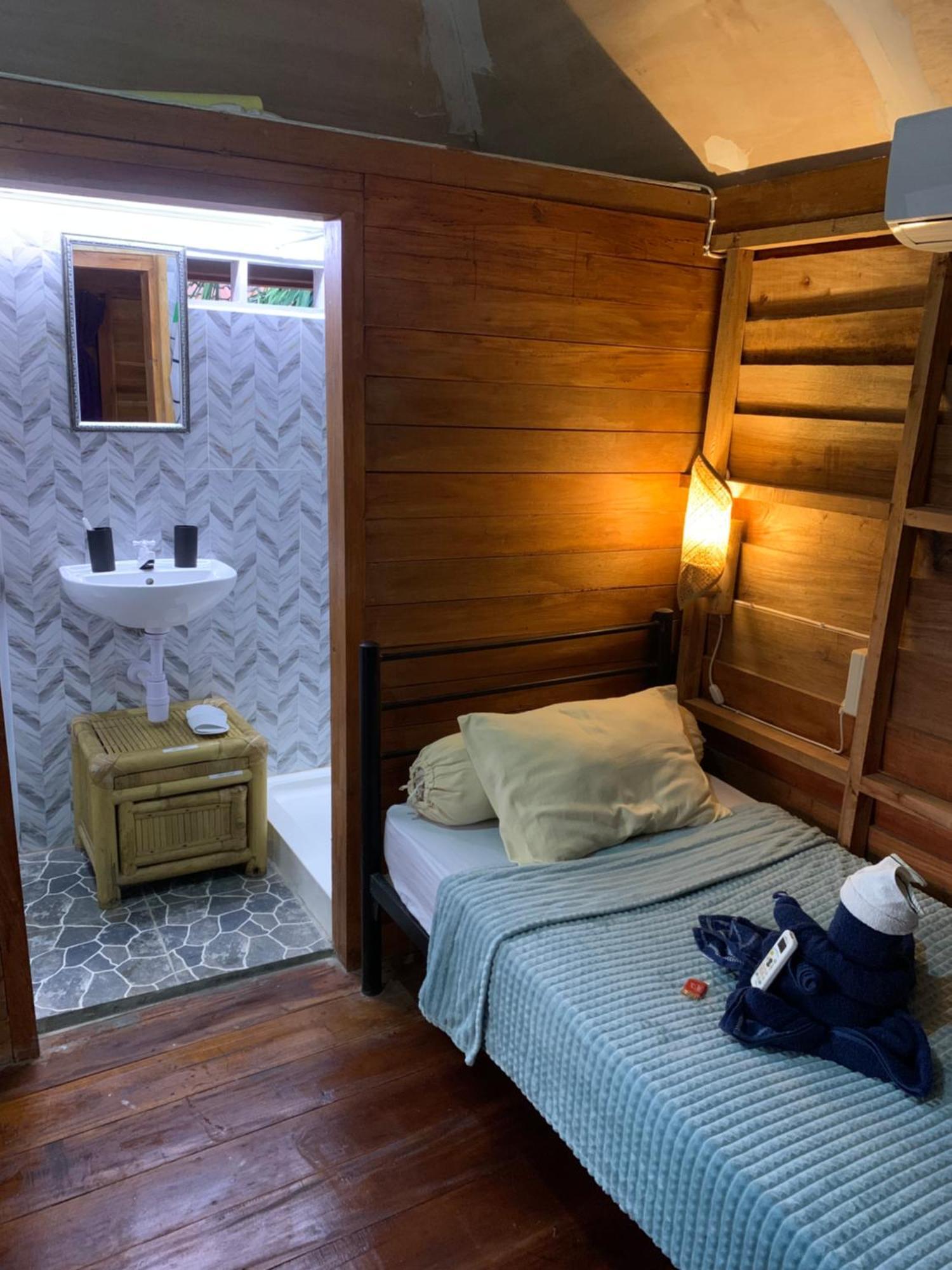 Gili Davidoff Upstairs Budget And Deluxe Gili Trawangan Exteriör bild
